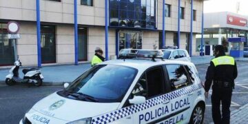 Hombre en estado crítico tras caer de un colegio en Marbella durante un intento de robo
