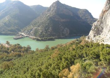 Muere una mujer tras sufrir una caída mientras practicaba escalada en El Chorro