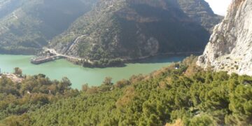 Muere una mujer tras sufrir una caída mientras practicaba escalada en El Chorro