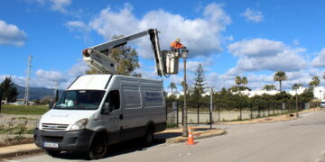 El Ayuntamiento de Estepona realiza más de 15.000 intervenciones de mantenimiento en calles durante el año 2024