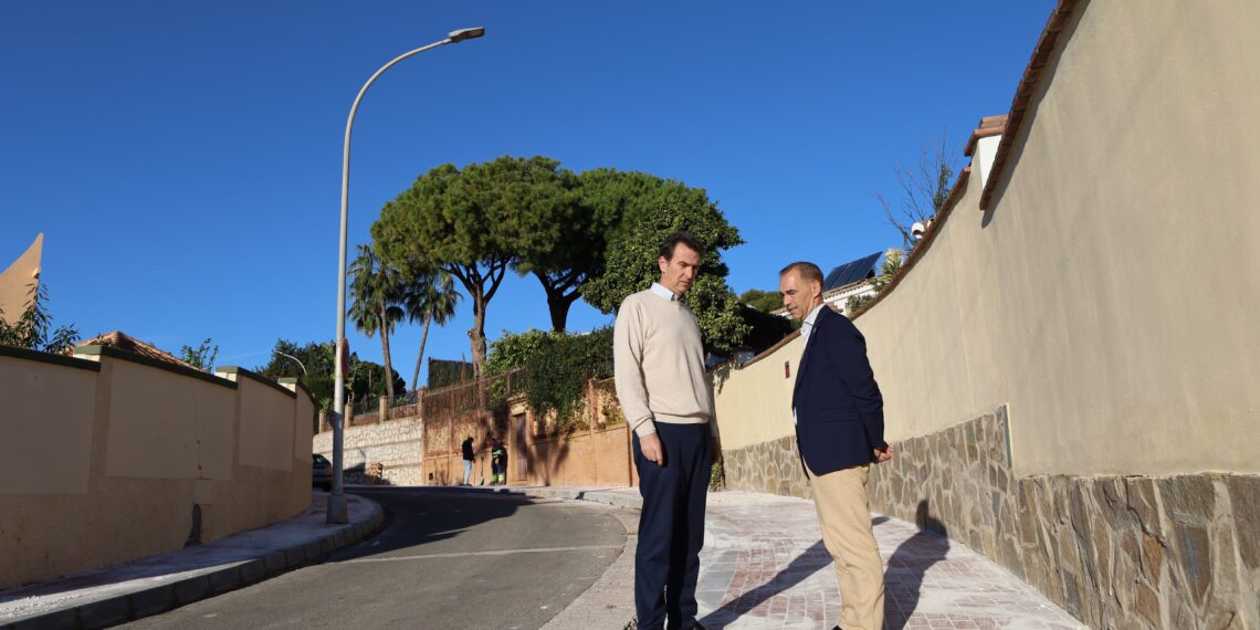 La transformación total de la calle Los Naranjos, en el corazón de la Costa, afronta su recta final tras una inversión de 221.000 euros