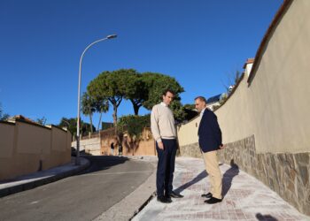 La transformación total de la calle Los Naranjos, en el corazón de la Costa, afronta su recta final tras una inversión de 221.000 euros