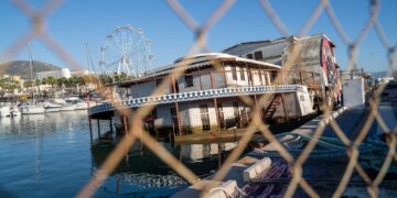 Comienzan los trabajos de desguace del Willow tras casi seis años semihundido en aguas del Puerto de Benalmádena