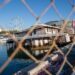 Comienzan los trabajos de desguace del Willow tras casi seis años semihundido en aguas del Puerto de Benalmádena