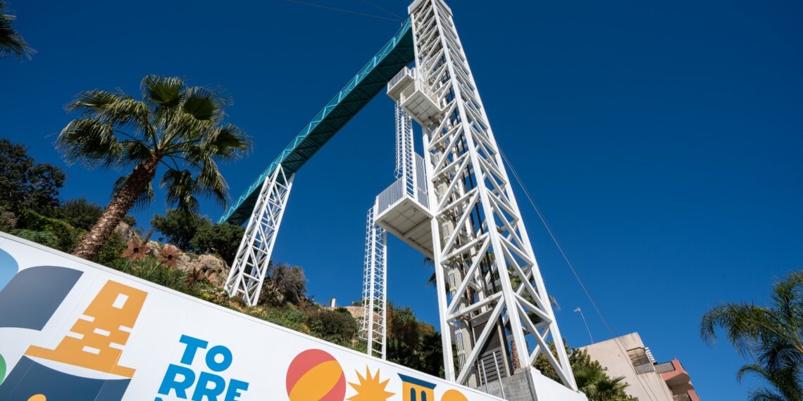 Torremolinos trabaja en la exclusión del pago de ascensores municipales a varios colectivos y en la creación de bonos de descuento