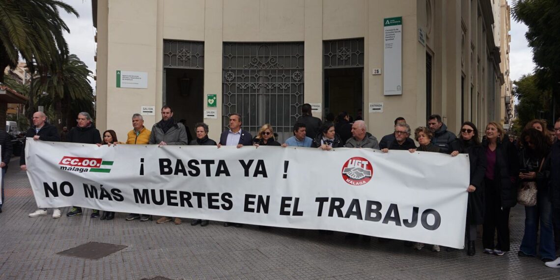 Sindicatos se concentran por el accidente laboral mortal en Benalmádena y piden más personal en la Inspección