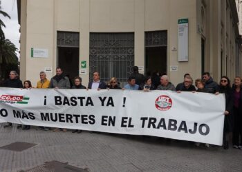 Sindicatos se concentran por el accidente laboral mortal en Benalmádena y piden más personal en la Inspección