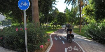 El Ayuntamiento comienza los trabajos de mejora del carril bici de la Alameda Principal
