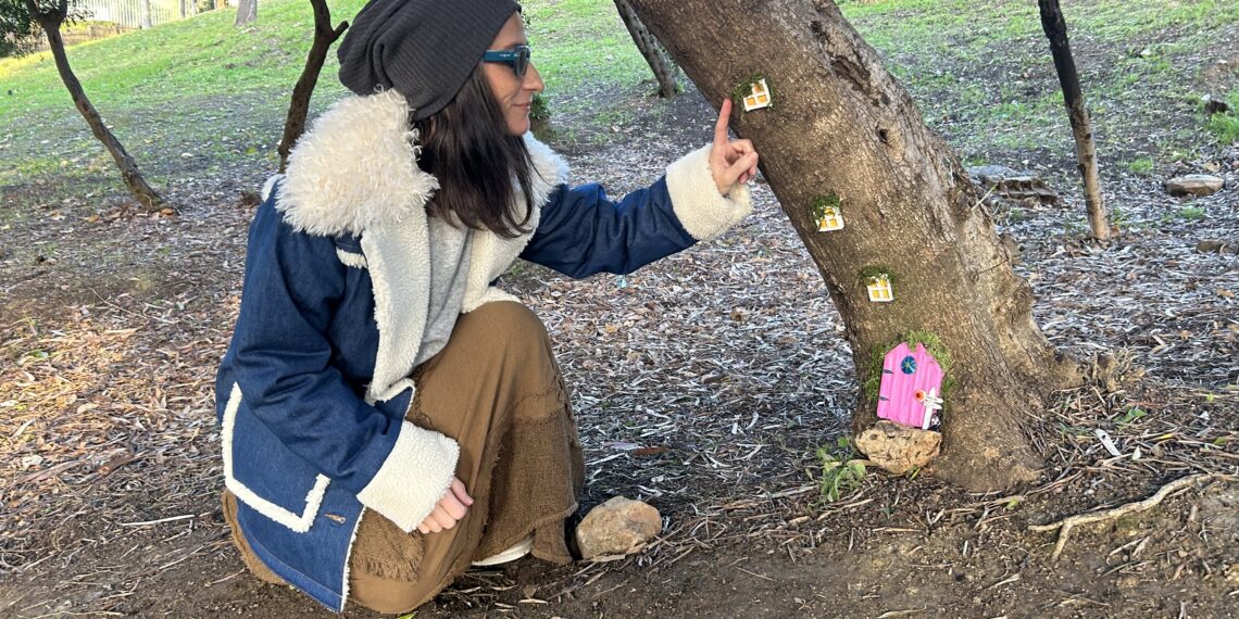 Ana Tonda, la artista que transforma los Jardines del Rosario en un mágico poblado de gnomos