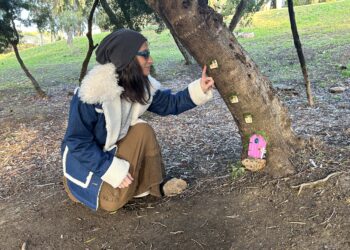 Ana Tonda, la artista que transforma los Jardines del Rosario en un mágico poblado de gnomos