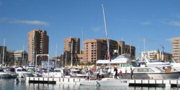 Salvamento Marítimo rescata a una joven cerca del puerto deportivo de Fuengirola