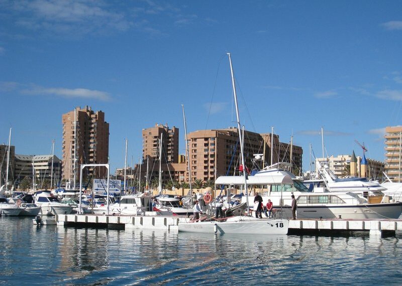 Salvamento Marítimo rescata a una joven cerca del puerto deportivo de Fuengirola