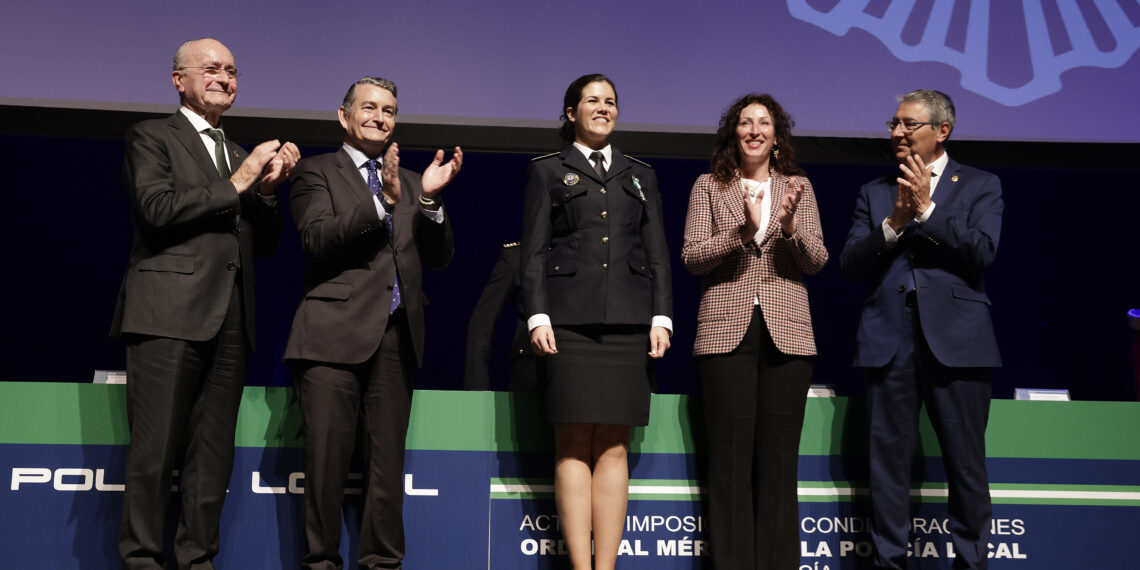 Salado destaca el “compromiso, valor y cercanía” de la Policía Local en el acto de entrega de condecoraciones de la Orden al Mérito