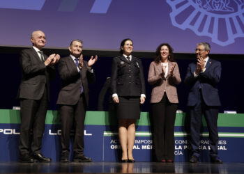 Salado destaca el “compromiso, valor y cercanía” de la Policía Local en el acto de entrega de condecoraciones de la Orden al Mérito