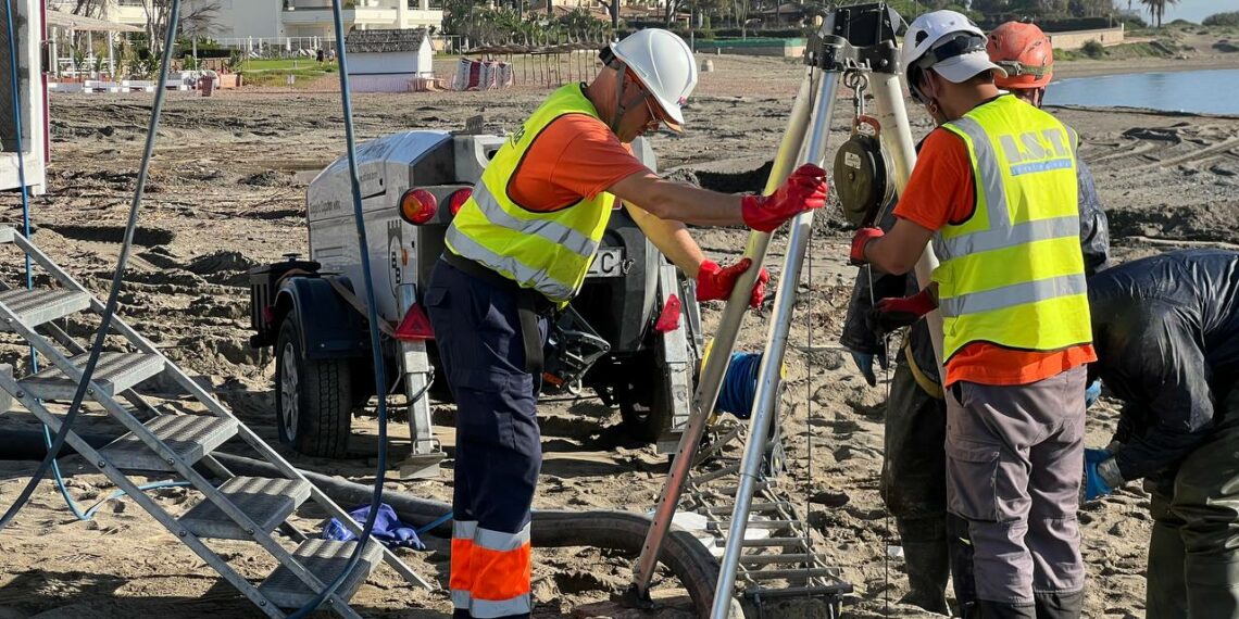 Acosol ejecuta la reparación de dos tramos de la red de saneamiento de Estepona y Marbella para reducir la conductividad