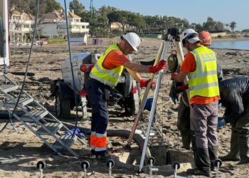 Acosol ejecuta la reparación de dos tramos de la red de saneamiento de Estepona y Marbella para reducir la conductividad