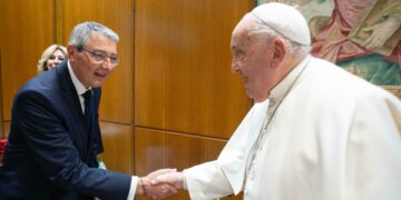 Salado participa en una audiencia con el Papa Francisco y sella el apoyo de la Diputación a la Gran Procesión del Jubileo de las Cofradías