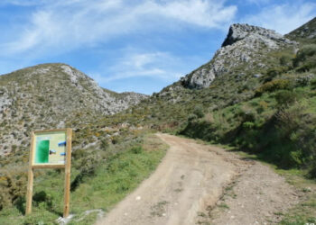 Rescatan en helicóptero a un senderista con un pie roto en Istán