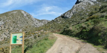 Rescatan en helicóptero a un senderista con un pie roto en Istán