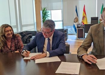 Turismo Costa del Sol cierra un acuerdo con AEHCOS para liderar el turismo sostenible con la estrategia “Huella Zero”