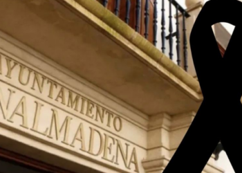 Benalmádena condena el asesinato de Lina, víctima de violencia de género, y decreta un día de luto oficial