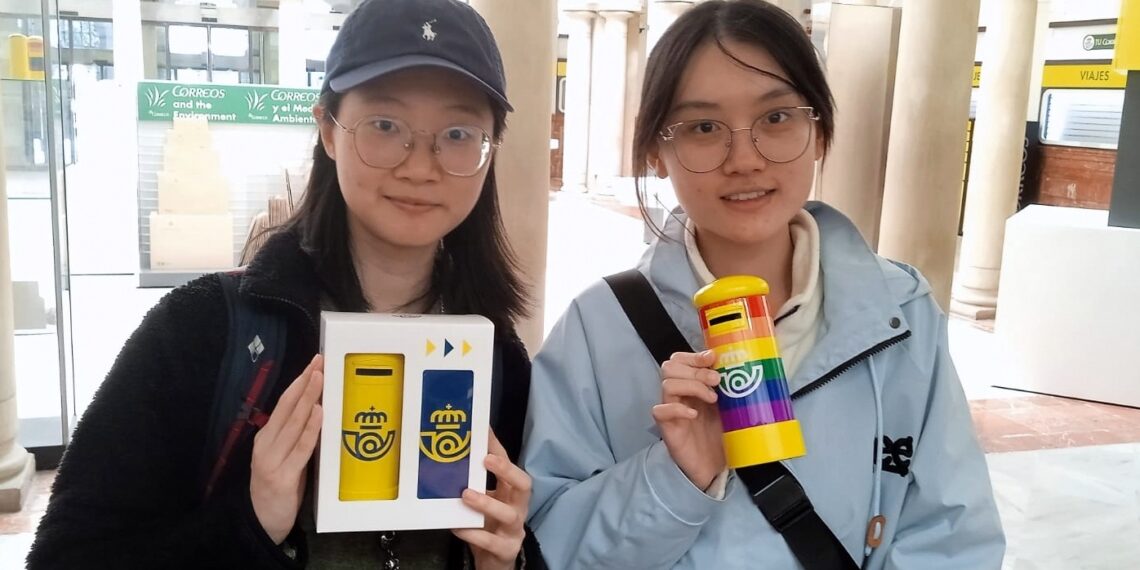 La hucha-buzón de Correos, un valorado souvenir entre los turistas en Andalucía