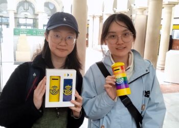 La hucha-buzón de Correos, un valorado souvenir entre los turistas en Andalucía