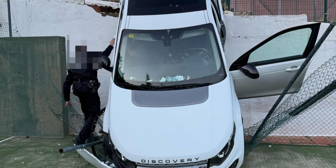 Aparatoso accidente sin heridos en la zona urbana de Benahavís