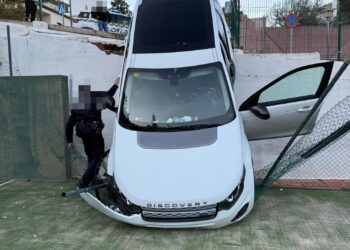 Aparatoso accidente sin heridos en la zona urbana de Benahavís