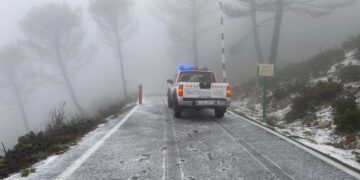 La nieve obliga a cortar la carretera de acceso al refugio de Peñas Blancas