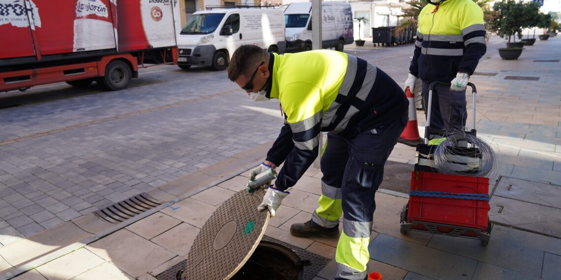 Estepona realiza trabajos de desinsectación y desratización en 426 kilómetros de la red de alcantarillado