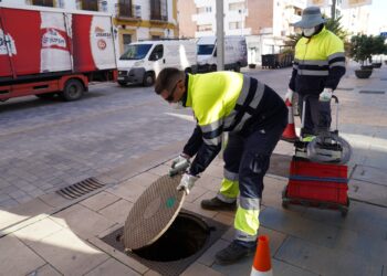 Estepona realiza trabajos de desinsectación y desratización en 426 kilómetros de la red de alcantarillado