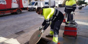 Estepona realiza trabajos de desinsectación y desratización en 426 kilómetros de la red de alcantarillado