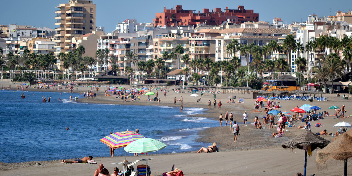 Las playas de Estepona contarán este verano con nuevas  torres para el servicio de vigilancia y salvamento