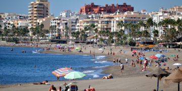 Las playas de Estepona contarán este verano con nuevas  torres para el servicio de vigilancia y salvamento