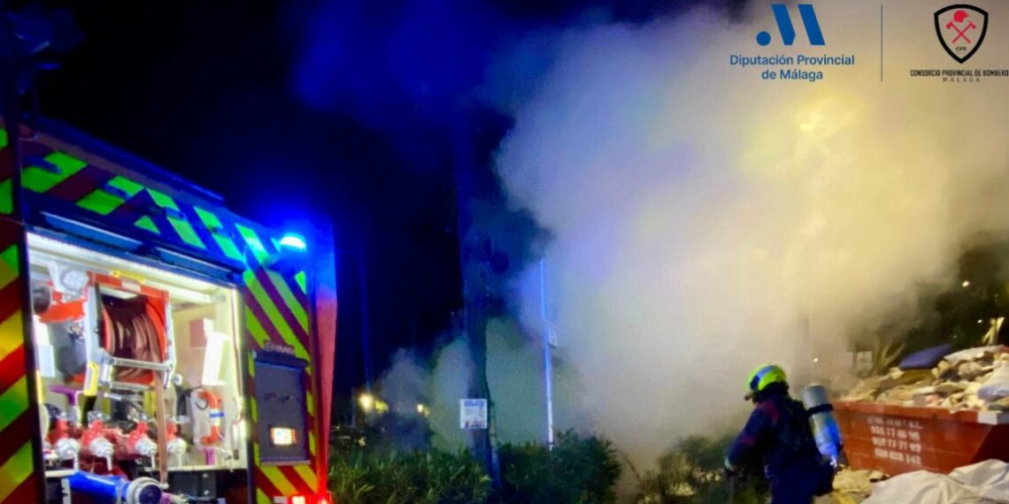 Efectivos de Bomberos intervienen en Estepona por el incendio de una moto