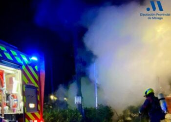 Efectivos de Bomberos intervienen en Estepona por el incendio de una moto