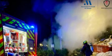 Efectivos de Bomberos intervienen en Estepona por el incendio de una moto