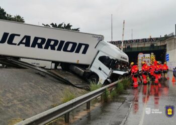 Un camión pierde el control y provoca un aparatoso accidente en el falso túnel de Carlos Haya