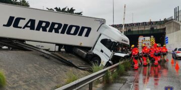 Un camión pierde el control y provoca un aparatoso accidente en el falso túnel de Carlos Haya
