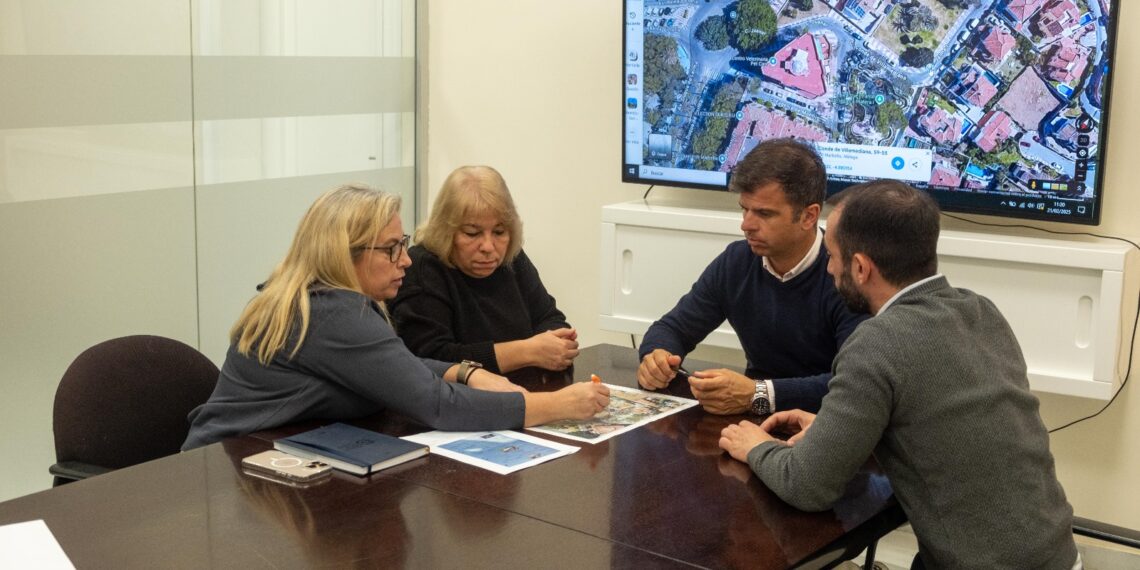 El Ayuntamiento se reúne con la asociación de vecinos Fernando de los Ríos para buscar soluciones al tráfico y al aparcamiento en La Patera