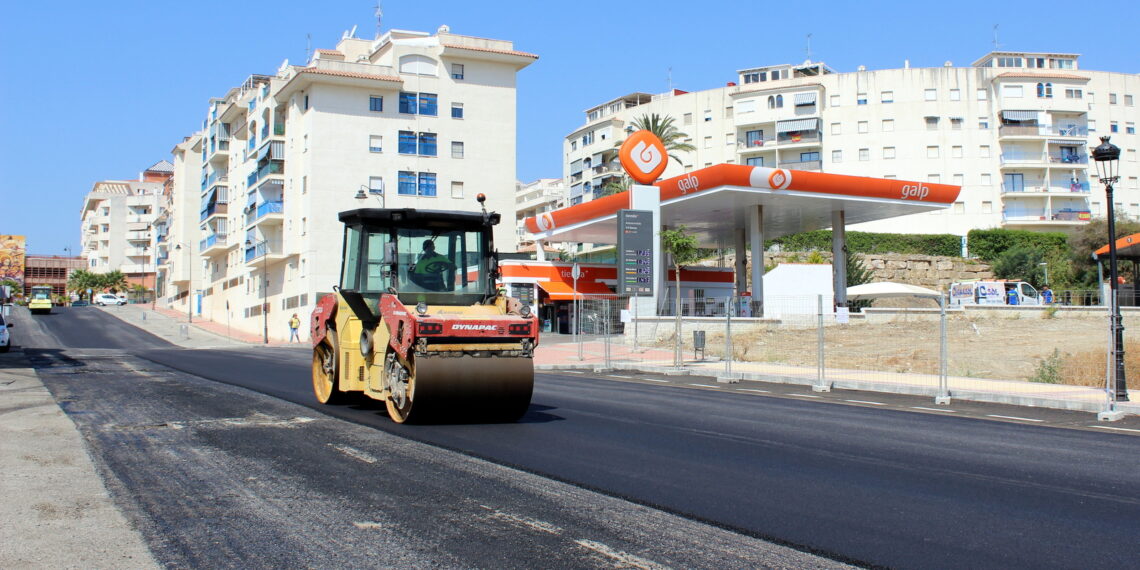 Estepona inicia los trabajos del nuevo plan de asfaltado, que intervendrá en medio centenar de calles del casco urbano y el extrarradio