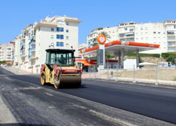 Estepona inicia los trabajos del nuevo plan de asfaltado, que intervendrá en medio centenar de calles del casco urbano y el extrarradio