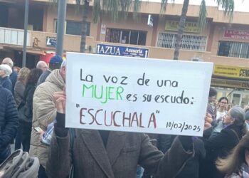 Benalmádena se moviliza en rechazo al asesinato machista de Lina