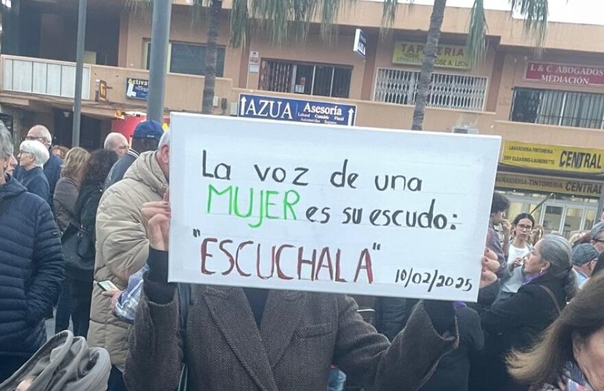 Benalmádena se moviliza en rechazo al asesinato machista de Lina
