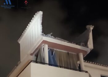 Bomberos intervienen en Torremolinos por desprendimiento de muro en la calle Hotel Pontinental