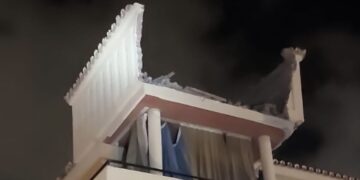 Bomberos intervienen en Torremolinos por desprendimiento de muro en la calle Hotel Pontinental