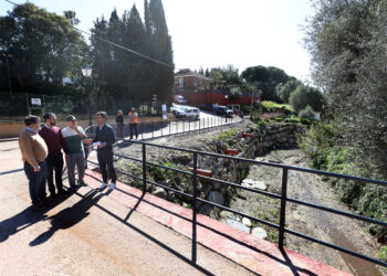 Marbella mejora la seguridad en calle Zinias con un muro de escollera en el arroyo Calero y un sistema de drenaje para evitar inundaciones