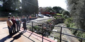 Marbella mejora la seguridad en calle Zinias con un muro de escollera en el arroyo Calero y un sistema de drenaje para evitar inundaciones
