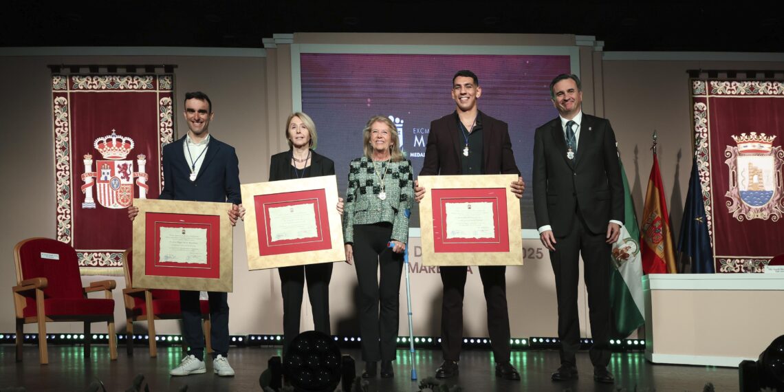 Marbella entrega las Medallas de la Ciudad a los deportistas Elena Benítez, Luis Ángel Maté y Ayoub Ghadfa